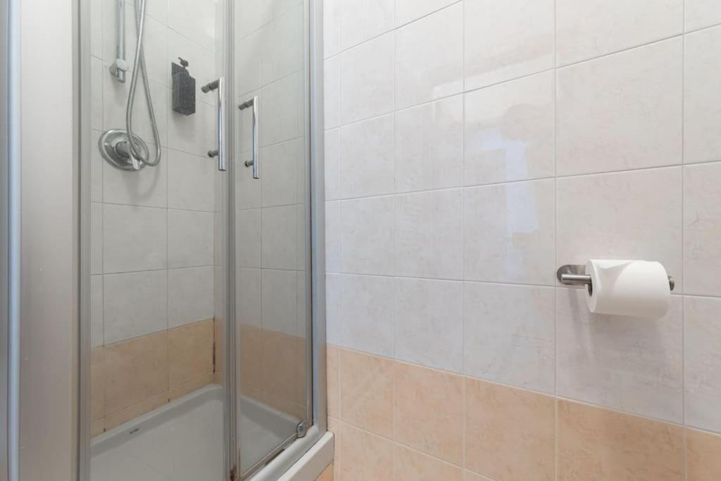 Appartamento Caterina A 5 Minuti Da Milano Fiere E San Siro Con Wifi-Netflix-Free Parking Exterior photo